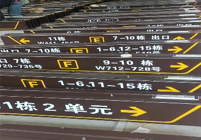 峨眉山广告标识中，常见的几种安装方式。